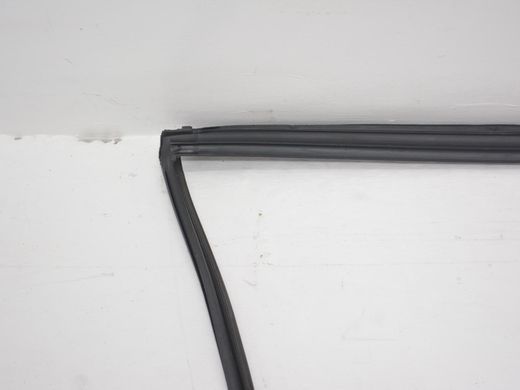 Ущільнювач бічного скла задній лівий TOYOTA AVENSIS T27 2009-2011 68152-05110, 68152-05110, A