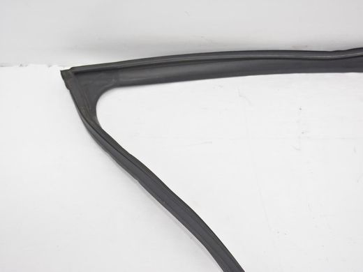 Ущільнювач бічного скла передній правий TOYOTA AVENSIS T27 2009-2011 68141-05040, 68141-05040, A