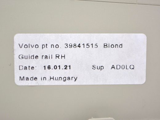 Кронштейн задний правый VOLVO XC60 2017- (шторки багажника) 39841515, 39841515, A