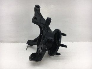 Кулак поворотний передній лівий CHEVROLET TRAX U200 2013-2016 (зі ступицею №13588470) 95934239, 95934239, A