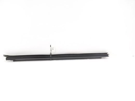Уплотнитель боковых стекол нижний задний правый внутренний TOYOTA AVENSIS T27 2009-2011 68173-05100, 68173-05100, A