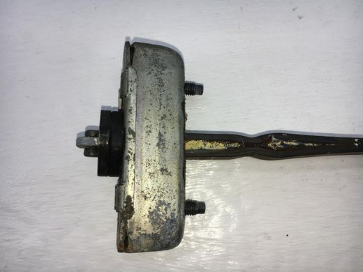 Ограничитель двери задний левый правый TOYOTA AVENSIS T27 2009-2011 68630-05050, 68630-05050, A
