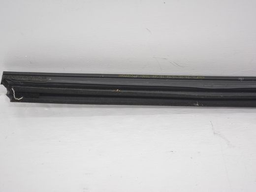 Уплотнитель боковых стекол нижний передний левый внутренний TOYOTA AVENSIS T27 2009-2011 68172-05060, 68172-05060, A