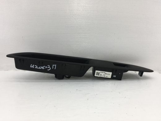 Накладка на підлокітник задня права CHEVROLET TRAX U200 2013-2016 (95393665) 95025525, 95025525, A
