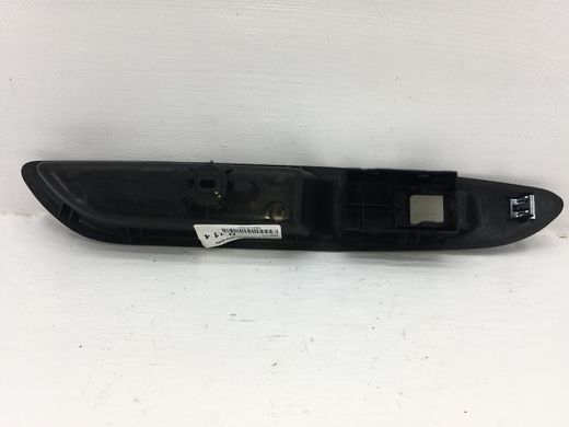 Накладка на підлокітник задня права CHEVROLET TRAX U200 2013-2016 (95393665) 95025525, 95025525, A